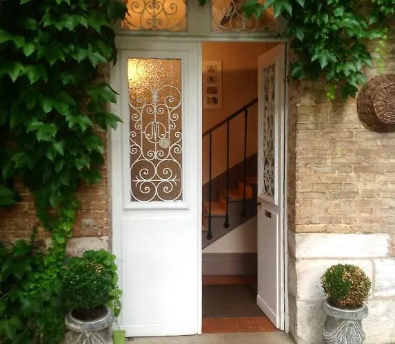 D'hotes La Alienor Bed & Breakfast